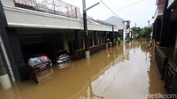 Banjir membuat kendaraan warga, terutama mobil terendam.