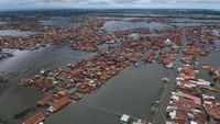 Foto udara memperlihatkan suasana Kota Pekalongan yang masih tergenang banjir, Selasa (25/2/2020).