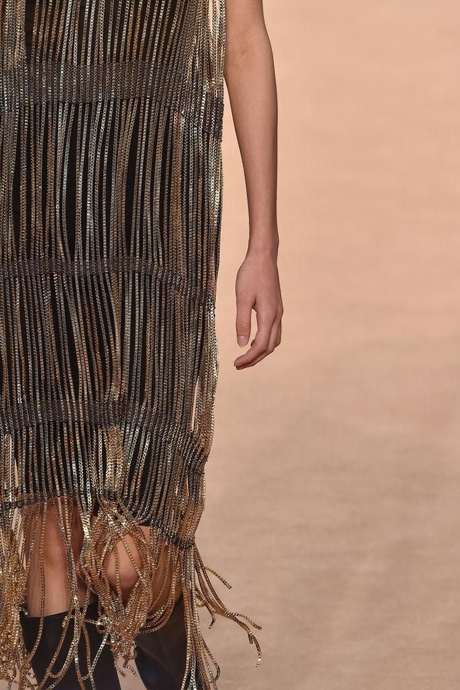 Koleksi Salvatore Ferragamo turut diwarnai busana-busana dengan fringe. Seperti dress penuh fringe yang ditengaki kepingan emas ini. (Foto: Getty Images)