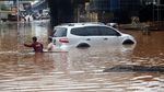 Mobil Mogok Akibat Terobos Banjir di Kolong Tol JORR Kalimalang