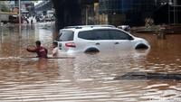 Banjir merendam kolong Tol JORR. Pengendara motor dan mobil tak bisa melintasi Jalan KH Noer Ali baik arah Jakarta maupun sebaliknya.