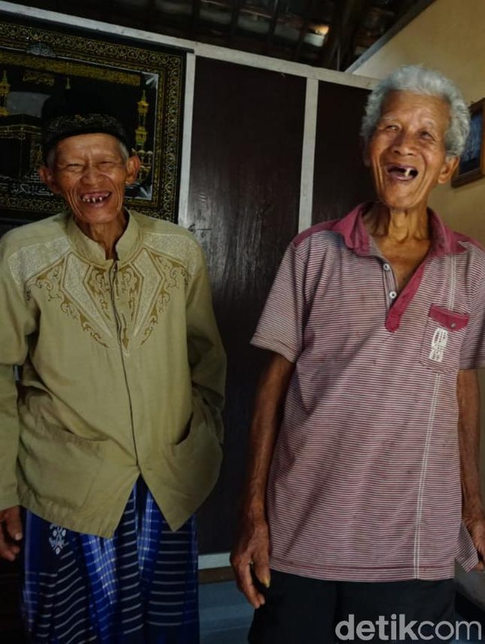 Mbah Rois (kiri) penyelamat puluhan siswa SMPN 1 Turi, Sleman, Selasa (25/2/2020).