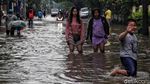 Menengok Aktivitas Warga Semper Cilincing di Saat Banjir
