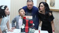 Tanggal 23 Februari jadi hari bahagia untuk Raul Lemos, ia merayakan hari ulang tahunnya. Didampingi KD dan dua anaknya, keluarga ini sibuk meniup lilin yang ada di kue. Sebuah cake hitam dengan hiasan dasi merah dan uang pun membuat pesta semakin meriah. Foto: Instagram @raullemos06