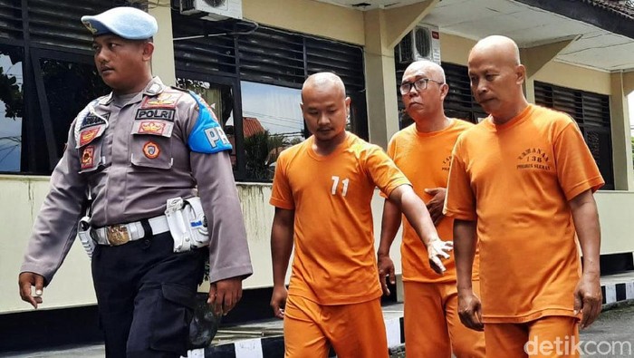 Polres Sleman akhirnya menghadirkan tiga tersangka yang bertanggung jawab atas tragedi siswa SMPN 1 Turi yang hanyut saat susur Sungai Sempor, Donokerto, Turi, Sleman pada Jumat (21/2). Tragedi itu mengakibatkan 10 siswi tewas.