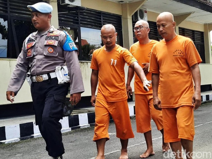 Polres Sleman akhirnya menghadirkan tiga tersangka yang bertanggung jawab atas tragedi siswa SMPN 1 Turi yang hanyut saat susur Sungai Sempor, Donokerto, Turi, Sleman pada Jumat (21/2). Tragedi itu mengakibatkan 10 siswi tewas.