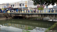 Selain dipenuhi sampah, air di kanal itu pun tampak berwarna keruh.