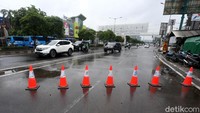 Sejumlah jalan pun ditutup sementara karena tak dapat dilalui.