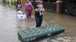 Banjir di BSK Bekasi, Warga Evakuasi Bayi Hingga Hewan Peliharaan