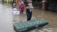 Banjir di kawasan tersebut berimbas dari hujan deras yang mengguyur sejak Senin (24/2) malam.