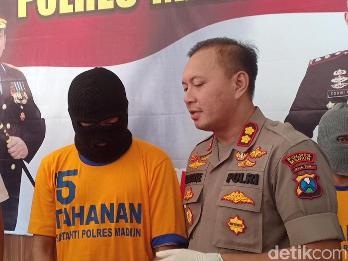 Seorang tukang cukur di Caruban, Kabupaten Madiun harus berurusan dengan polisi. Cundoko Seno Prasetyo (43) diamankan karena terbukti mengonsumsi sabu.