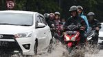 Aksi Nekat Menerobos Banjir di Jalan Siliwangi Bekasi