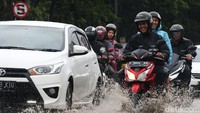 Aksi nekat menerobos banjir cukup berbahaya bagi pengendara tersebut.