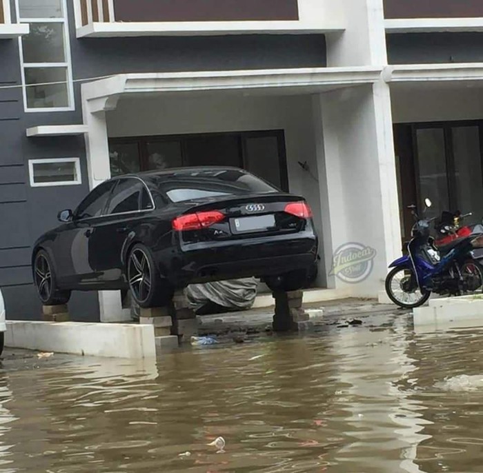 Audi a4 nangkring saat banjir