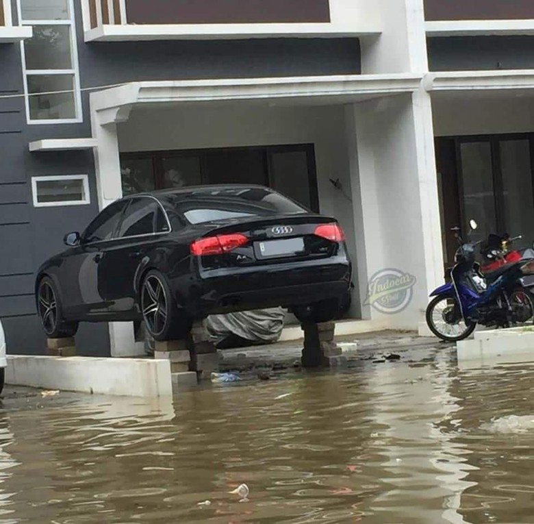 Audi a4 nangkring saat banjir Audi a4 nangkring saat banjir