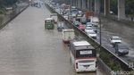 Antrean Kendaraan Mengular Imbas Banjir di Tol Jatibening