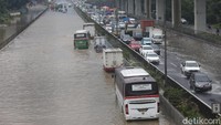 Antrean kendaraan arah Cikampek terpantau lengang.
