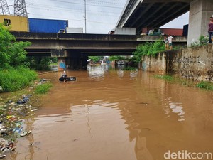 Tawa Warga Pecah Lihat Tukang Sayur Terobos Banjir di Kalimalang Naik Becak