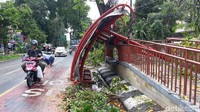 Halte tersebut tampak roboh tertimpa pohon.