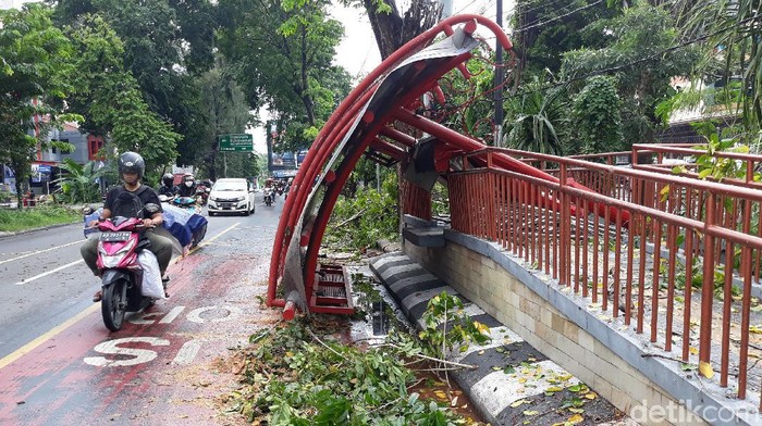 Pohon Tumbang Timpa Halte Bus di Solo Hujan lebat yang mengguyur Kota Solo membuat pohon di Jalan Bhayangkara, Tipes, tumbang siang ini. Pohon tumbang tersebut menimpa halte bus Batik Solo Trans (BST).