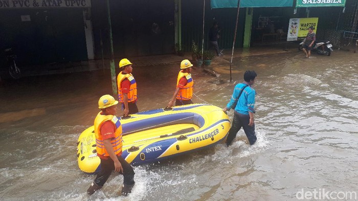 Hujan deras mengguyur Jabodetabek sejak semalam, mengakibatkan Kali Angke, Ciledug meluap (Faiq Hidayat/detikcom)