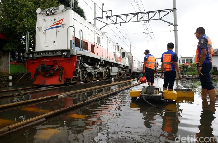 Area perangkat wesel di Stasiun Pasar Senen tergenang air. Hal itu turut berimbas pada perjalanan kereta dari stasiun tersebut.