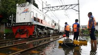 Sejumlah petugas sedang memperbaiki wesel kereta yang terendam banjir di kawasan Stasiun Pasar Senen, Jakarta, Selasa (25/2/2020).