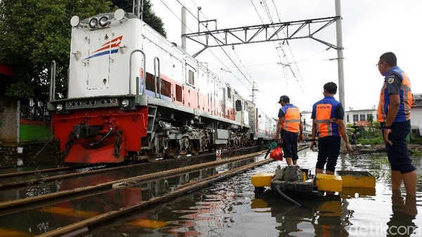 Wesel Kebanjiran, Perjalanan KA di Stasiun Pasar Senen Terganggu