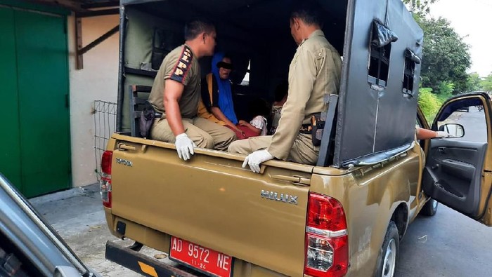 Satpol PP Sragen amankan ibu hamil 6 bulan dan anak balitanya yang dipaksa mengemis oleh suami, Selasa (25/2/2020).