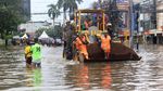 Alat Berat hingga Truk Satpol PP Bantu Warga Terjang Banjir