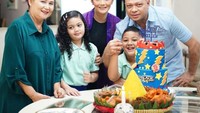 Nah kalau foto yang satu ini diambil ketika merayakan ulang tahun Kellen. Si kecil yang selalu tersenyum manis ini semakin bahagia dengan hadirnya nasi tumpeng dan cake bertema BeyBlade. Foto: Instagram @raullemos06