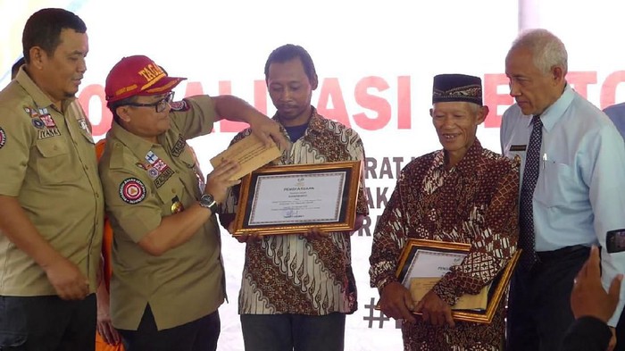 Pemberian hadiah ke Mbah Rois dan Kodir penyelamat siswa SMPN 1 Turi, Selasa (25/2/2020)