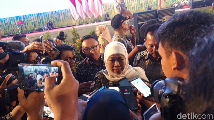 Gubernur Khofifah Indar Parawansa menghadiri Rapat Kerja Percepatan Penyaluran dan Pengelolaan Dana Desa 2020. Ia berharap dana desa tahap pertama cepat dicairkan untuk menunjang kesejahteraan masyarakat desa.