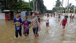 Keceriaan Anak-anak Cipinang Kala Main di Tengah Banjir
