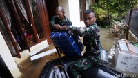 Mereka mendatangi rumah-rumah untuk mengevakuasi warga.
