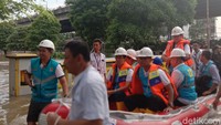 Berdasarkan pantauan detikcom di lokasi, Zulkifli tiba sekitar pukul 17.00 WIB. Kunjungannya ditemani oleh Wakil Direktur Utama PLN Darmawan Prasojo, General Manager PLN UID Jakarta Raya M Ikhsan Asaad dan Direktur Regional Jawa Madura Bali Haryanto WS. Dalam meninjau lokasi ini ia menaiki sebuah perahu karet berwarna merah.