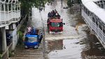 Mobil Pemadam Angkut Warga Seberangi Banjir di Kebon Jeruk