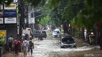 Sejumlah kendaraan roda empat juga terlihat menerobos banjir.