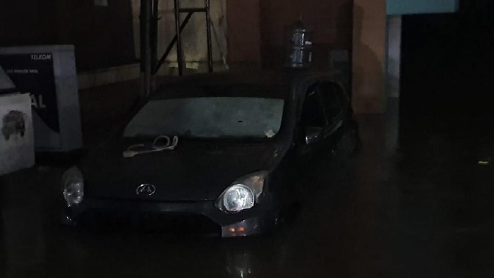 mobil di bekasi terendam banjir