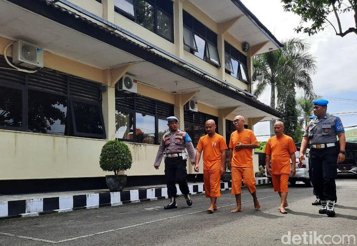 3 Pembina Pramuka Tersangka Tragedi Susur Sungai SMPN 1 Turi Polres Sleman akhirnya menghadirkan tiga tersangka yang bertanggung jawab atas tragedi siswa SMPN 1 Turi yang hanyut saat susur Sungai Sempor, Donokerto, Turi, Sleman pada Jumat (21/2). Tragedi itu mengakibatkan 10 siswi tewas.
