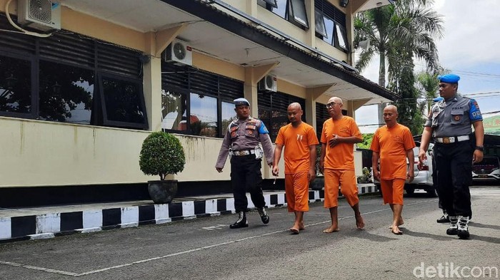 Polres Sleman akhirnya menghadirkan tiga tersangka yang bertanggung jawab atas tragedi siswa SMPN 1 Turi yang hanyut saat susur Sungai Sempor, Donokerto, Turi, Sleman pada Jumat (21/2). Tragedi itu mengakibatkan 10 siswi tewas.