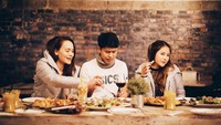 Wanita yang besar di Inggris dan Arab Saudi ini sedang mencuri makanan milik temannya. Nampak ada beragam olahan sayuran sehat di hadapan mereka. Foto: Instagram aishahjennifer