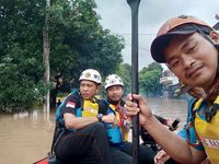 komunitas Suzuki Club Reaksi Cepat (SCRC) ikut evakuasi warga dan pasien RS di Bekasi Timur