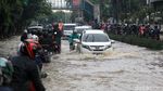 Pemotor Terobos Trotoar Imbas Banjir di Kebon Jeruk