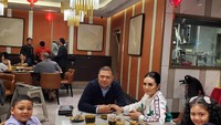Jika melihat kemesraan Raul Lemos dan Krisdayanti tampaknya tidak ada masalah yang menjadi alasan perceraian. Keduanya bahkan mengaku sempat tertawa membaca artikel yang mengabarkan mereka akan bercerai. Foto: Instagram @raullemos06
