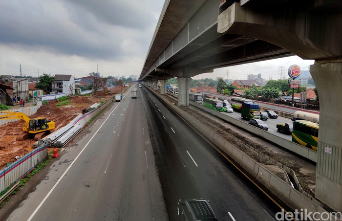 Sejumlah kendaraan terjebak kemacetan di Tol Japek KM 19 Bekasi yang mengarah ke Cikampek. Sebaliknya ruas tol yang mengarah ke Jakarta justru lengang.