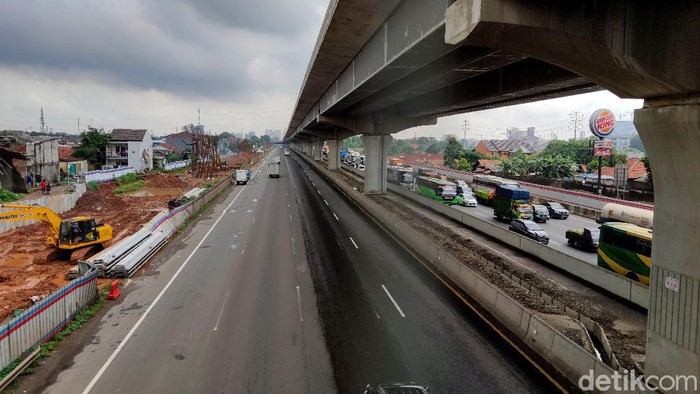 Sejumlah kendaraan terjebak kemacetan di Tol Japek KM 19 Bekasi yang mengarah ke Cikampek. Sebaliknya ruas tol yang mengarah ke Jakarta justru lengang.