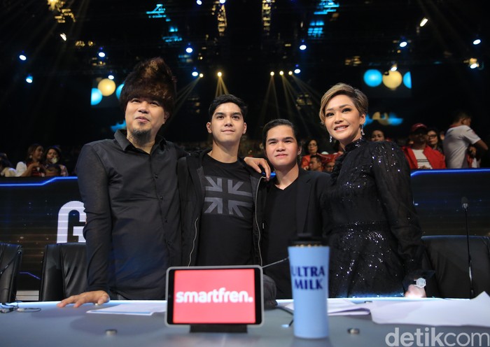 Maia Estianty dan Ahmad Dhani Sepanggung di Indonesian Idol