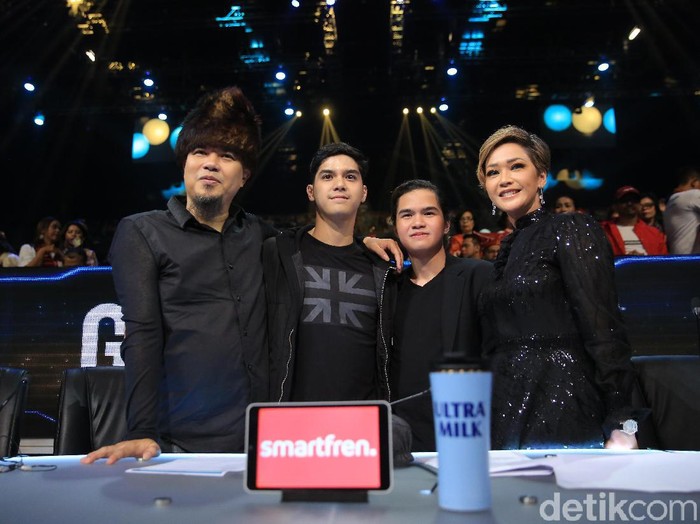 Maia Estianty dan Ahmad Dhani Sepanggung di Indonesian Idol Maia Estianty dan Ahmad Dhani Sepanggung di Indonesian Idol