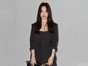 Song Hye Kyo Anggun Berbusana Hitam di Milan Fashion Week
